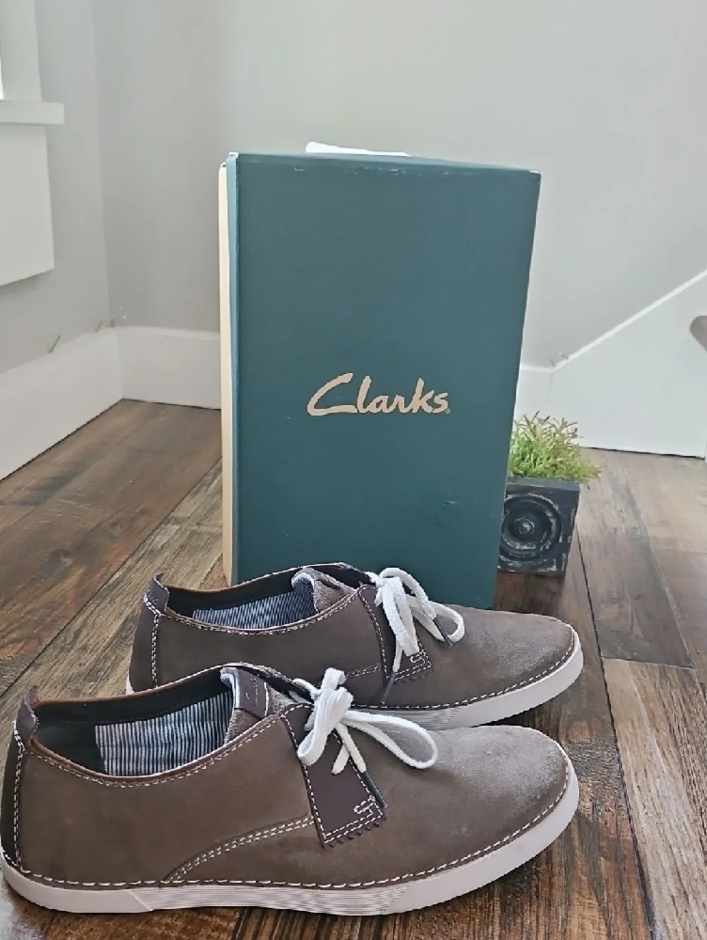 Clarks Men’s Taupe‎ Brown Suede Chukka Lace-Up Shoes